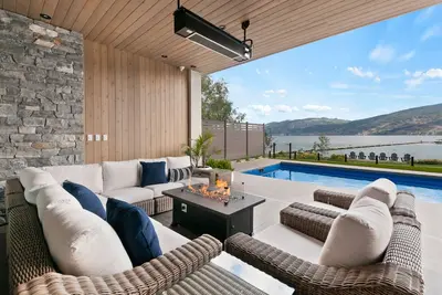 Image de New Luxury Lakefront Home