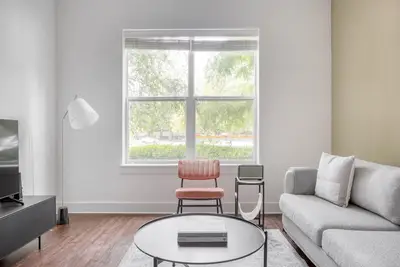 Image de Deluxe Cambridge Alewife 1br w/ W/D, Gym & Roof, nr T, by Blueground