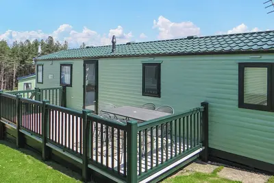 Image de Comfortable and spacious 12ft-wide caravan with one double and one twin.