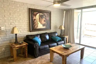 Image de Remodeled Condo across from the Pool!