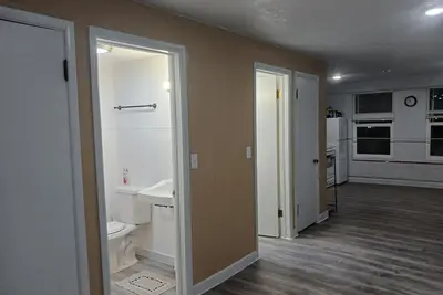 Image de family reunion Hq. 8 beds 2 bathrooms and a hot tub!
