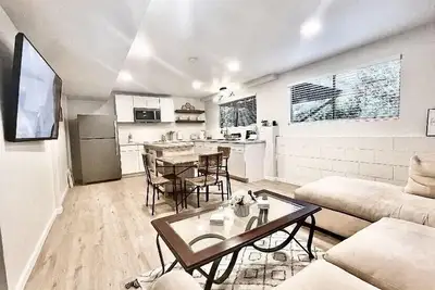 Image de New, Centrally Located guest house with Modern Amenities and Private Hot Tub