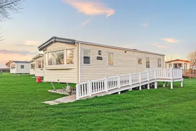 Image de Silver grade caravan with one double bedroom and one twin.