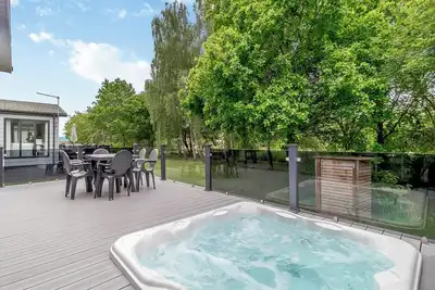 Image de Spacious and very comfortable stylish lodge with one double with en suite shower and two twin.