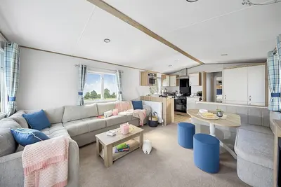 Image de Stylish and spacious 12ft-wide caravan with one double and two twin.