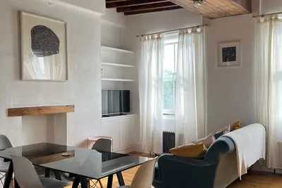 Image de Stylish, top floor, loft-style flat in West London