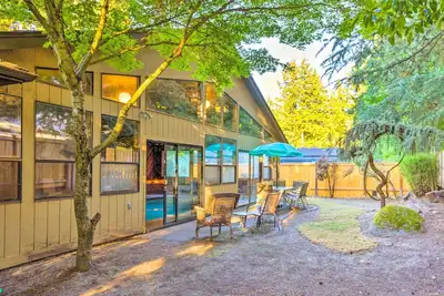Image de Lovely Manorwood Home w\/ Private Indoor Pool!