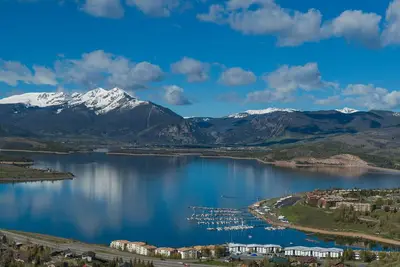 Image de Easy Drive to 6 Ski Areas. Walk to Dining, Shops. 2 Decks, Grill, Garage