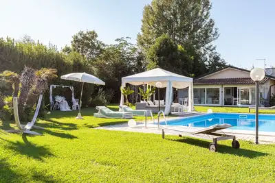 Image de Appartement de vacances \"Fioccomare Due\" avec vue sur les montagnes, piscine partagée et Wi-Fi.