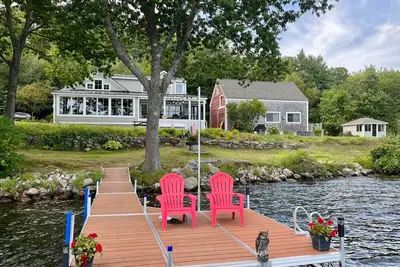 Image de 8 Bedroom Lake House Compound - Large Yard w/ 250' Frontage + Spectacular Views!