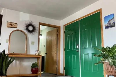 Image de Wildflower Loft | Lively 1br King | Downtown + Trails