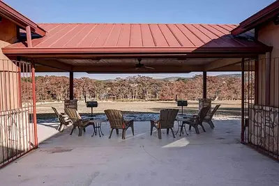 Image de Exclusive Frio River frontage in Concan, private swimming pool, single-story home, No bunk beds