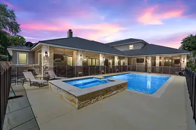 Image de Directly On the Frio River, private golf cart/walking path, hot tub, swimming pool, 3 master suites