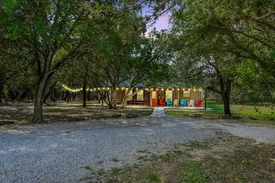 Image de Steps from The Frio River with river access included, the perfect Concan cottage with the best price