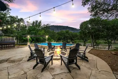 Image de Directly On The Frio river, with a private pool and room for up to 37!