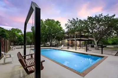 Image de Walk to The Frio River-access included + private swimming pool, basketball & huge outdoor space