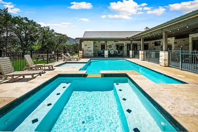 Image de Walk to The Frio River-access included + private swimming pool, hot tub & outdoor kitchen