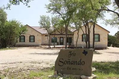 Image de Swimming pool, outdoor kitchen, firepit, No bunk beds, less than 5-minute drive to The Frio River