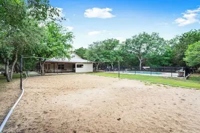 Image de Walk to The Frio River-access included + private swimming pool, volleyball & huge outdoor space