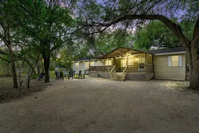 Image de Park right at the river's edge with exclusive river frontage right in the heart of Concan