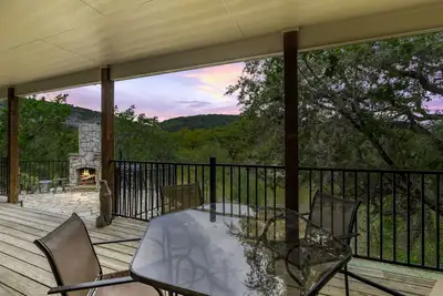 Image de Directly On the river, right in the heart of Concan, with outdoor fireplace & exclusive river access