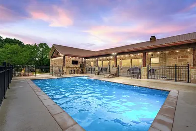 Image de Private swimming pool, huge outdoor entertainment area, less than 5-minute drive to The Frio River