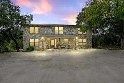 Image de Directly On the Frio River with exclusive river frontage, shuffleboard table & room for 25 guests