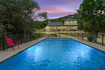 Image de Right in the heart of Concan, private swimming pool, epic views & a 2-minute drive to The Frio River