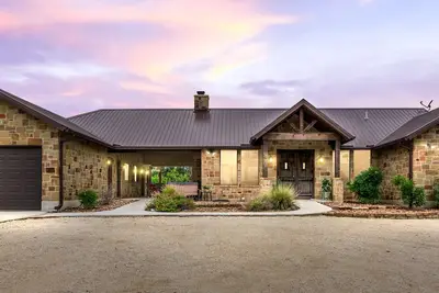 Image de Private pool, volleyball, basketball, outdoor fireplace & less than 5-minute drive to The Frio River