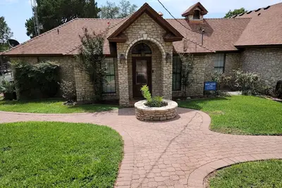 Image de Stone House with patio, hot tub-less than 50 yards to the water.