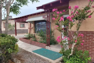 Image de Top of the Hill Guest House - Cozy home near City Golf Course - Pet Friendly! \n