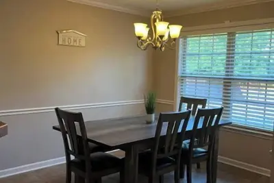 Image de Lovely 3 bedroom, 2 bath home with play room