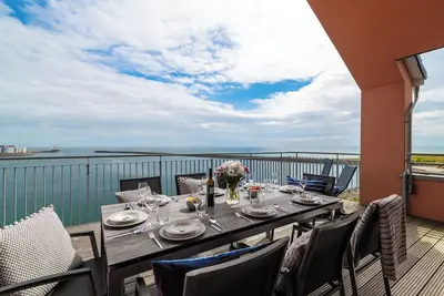 Image de \"Ocean King\" Baltic Sea vacation with a 3-minute walk to the beach, fireplace and sea view