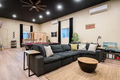 Image de Ultimate Retreat: Sauna•Hottub•Game Room•Ev•Fenced