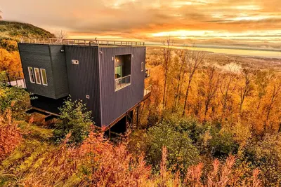 Image de Beautiful Modern Loft | Denali Views, Pool Table, Roof Deck, Firepit