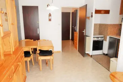 Image de À 50m des pistes de ski, Rez-de-chaussée, vue montagne, balcon, télévision, casier à ski, 30m²