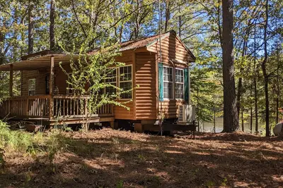 Image de Lakefront Cabin in the Forest