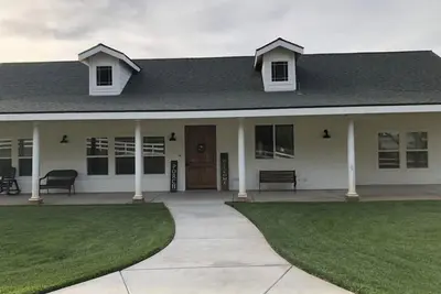 Image de Country Living! Large 2500 square foot home on 2 acres
