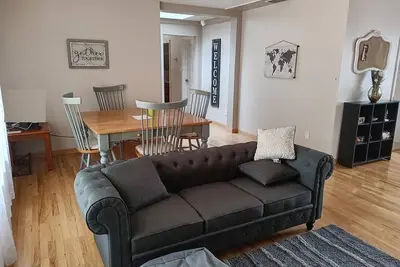 Image de Super Spacious Rustic Getaway\nEnjoy 4 bed 3 bath 4 living\/dining rooms + pool