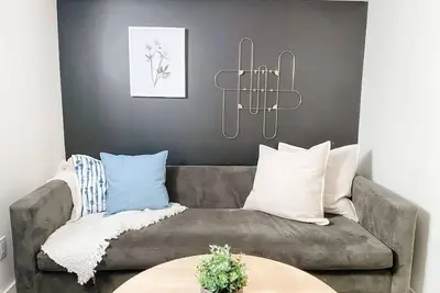 Image de Strathcona Guest Suite. Sleeps 4.