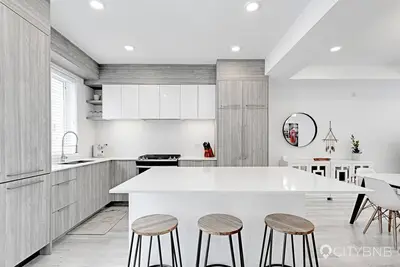 Image de Rooftop. Dog friendly. University District. Sleeps 8.