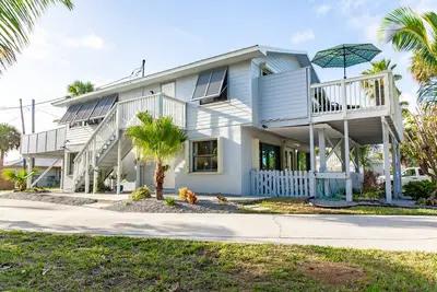 Image de Spacious downstairs unit of duplex that is just steps to the ocean!