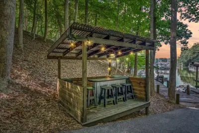 Image de Family Lakefront Oasis - Dock, Cabana, Game Room