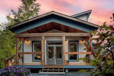 Image de “Between Two Lakes”. New 2 Bedroom Entire Home! (Sleeps 6).