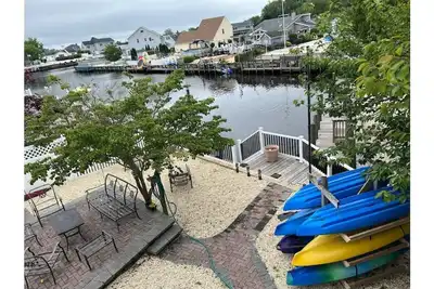 4br. cozy cottage with Kayaks on the lagoon.