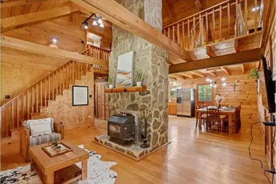Image de Cozy Cabin @James River; Live/Work/Play Experience