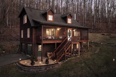 Image de Delicious Cabin | Hot Tub, Screened Porch & More