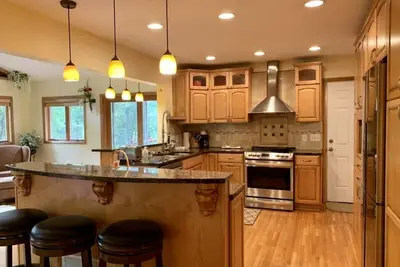 Image de Furnished, beautiful 4br, 2. 5 bath house