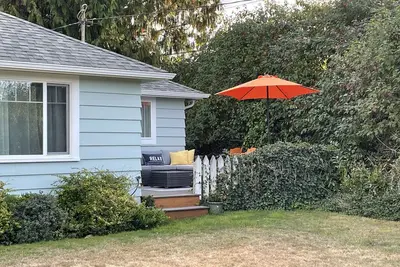 Cozy Cottage with deck within walking distance of Langley restaurants and shops.