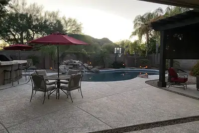 Image de Close to stadium, freeways, lake, and hiking trails